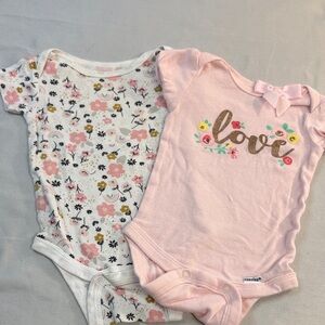 Gerber - 0-3M - Pair of newborn Pink and Floral Love Bodysuits